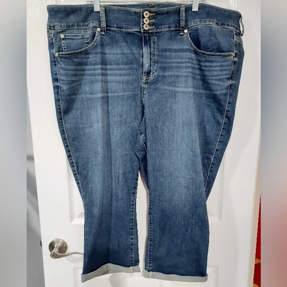 NWOT Torrid Medium/Dark Wash Crop Jegging Super Soft in Size 26